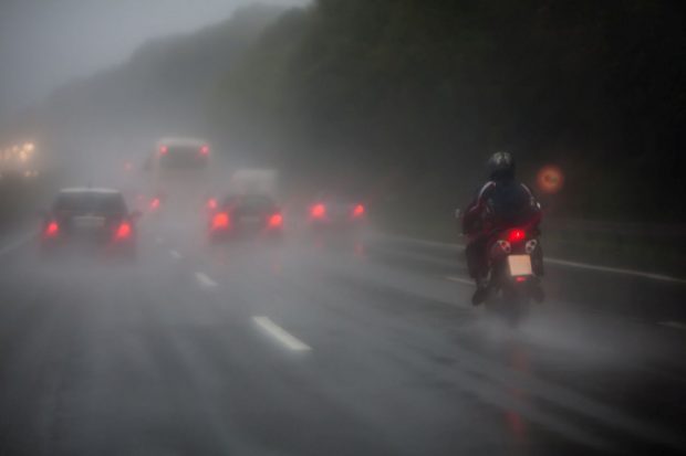 Ceaţă densă în cinci judeţe. Meteorologii au emis avertizări cod galben