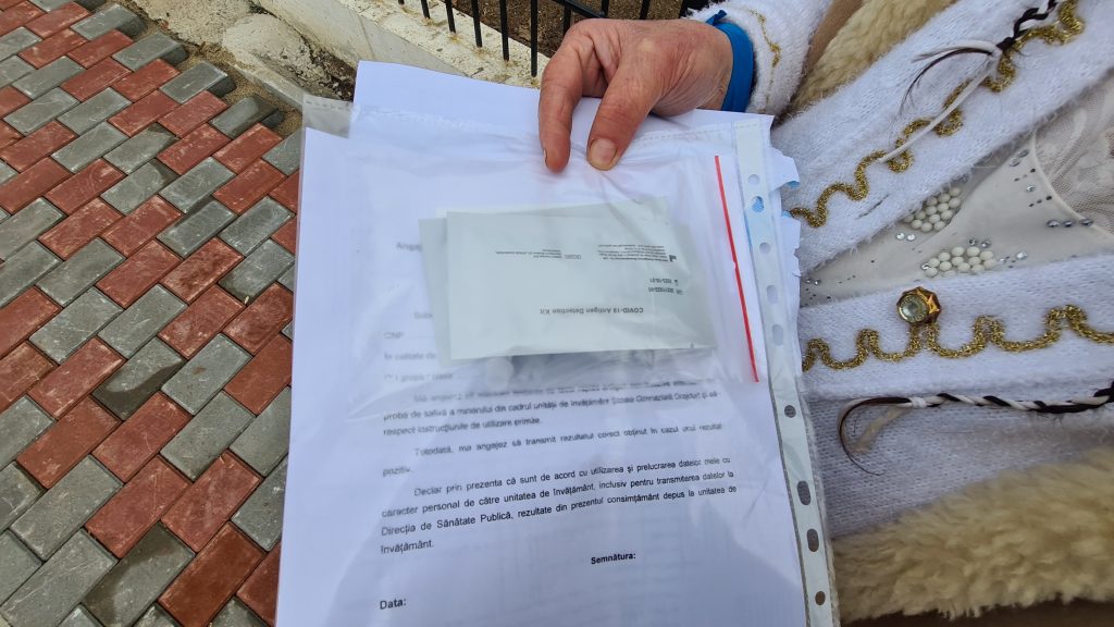 Testarea COVID la o școală dintr-o comună ieșeană: trimit testele cu microbuzul școlar, rezultatele vin pe WhatsApp