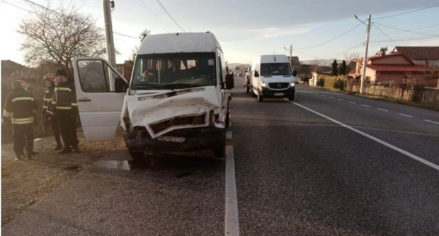 Accident cu microbuzul școlar în județul Bacău: 7 copii, transportați la spital