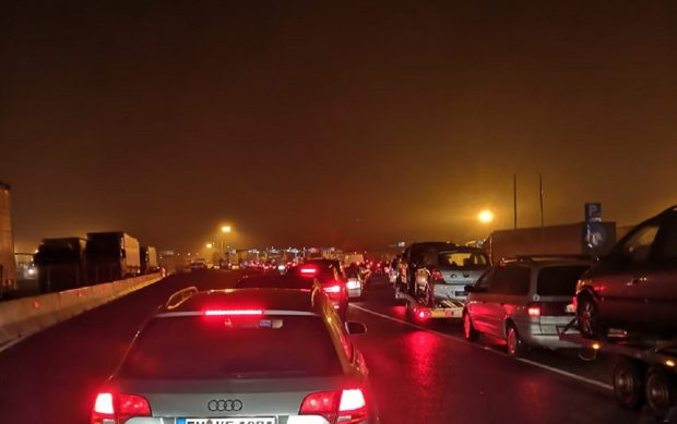 Mii de români stau la coadă între 3 și 6 ore, în Ungaria, ca să intre în țară: „Dacă vrei să mergi în România, poți, te rog, să amâni plecarea!?”