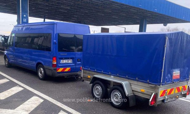 Un șofer cu microbuzul plin de oameni a intrat în țară pe contrasens, vrând să scape de carantină