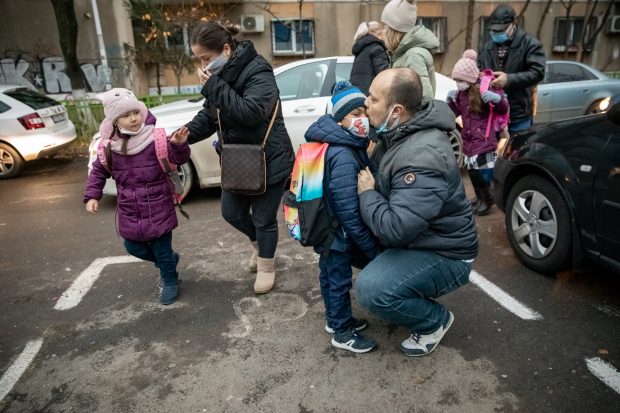 Reportaj la trei dintre cele mai aglomerate școli din București: „Înainte de pandemie, aici n-aveai loc. Dacă aruncai un ban în sus, nu cădea”