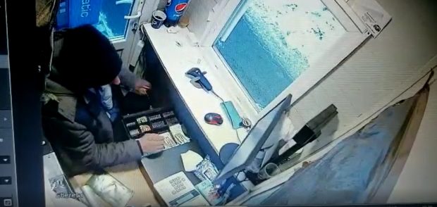 Angajați din stațiunea Straja, prinși când își opreau bani din taxele de parcare plătite de turiști