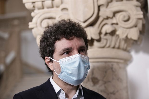 Nicușor Dan cataloghează drept „dezinformare” informația că l-a dat afară pe Arșinel din teatru: A rămas cu contractul de colaborare
