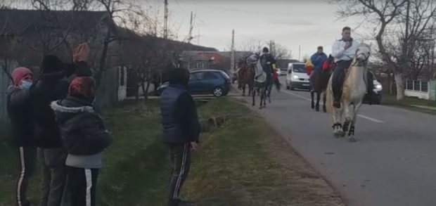 Un tun făcut din cazanul de țuică și urcat pe o dubiță, vedeta paradei de 1 Decembrie dintr-o comună din Olt