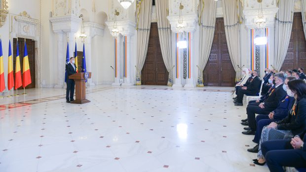 Klaus Iohannis l-a dat de gol pe Patriarhul Daniel că e vaccinat cu schema completă