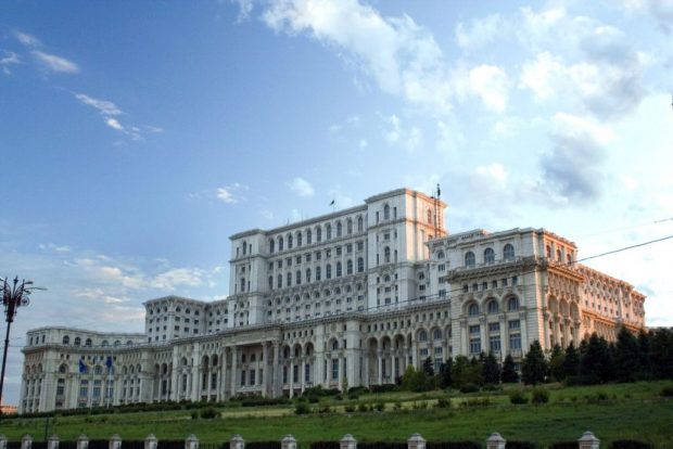 AUR a cerut la trei instituții ale statului să facă publice filmările cu irlandezul care a intrat în Parlament după ce a spart geamul