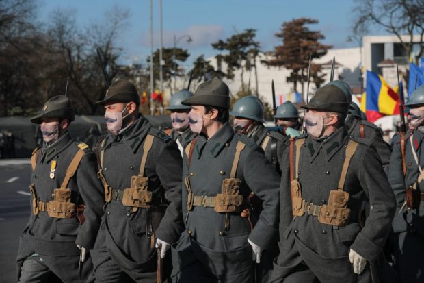 Apariție inedită la paradă: un grup de voluntari a defilat cu măști „cu mustață”