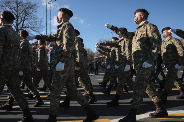 Parada de 1 decembrie: După un an de pauză, militarii au defilat din nou în fața oamenilor prezenți la Arcul de Triumf