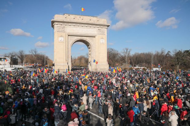 Parada militară de la Arcul de Triumf, atracție pentru bucureșteni. Mii de oameni au mers să vadă defilarea