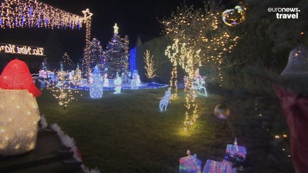 Casa unei bunicuțe din Ungaria a devenit atracție turistică de Crăciun. Cum s-a implicat primăria pentru a aduce vizitatori