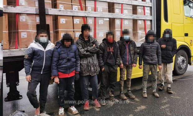 11 migranți ascunși printre dopuri de șampanie, găsiți de polițiștii de frontieră de la Nădlac