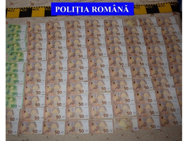 Percheziții la zeci de suspecți de cămătărie, în Olt. Polițiștii au găsit teancuri de bani, dar și bijuterii