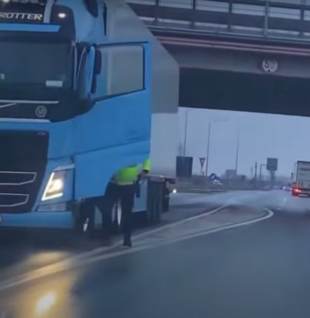 Polițist filmat în timp ce amenință cu pistolul un șofer de tir. IPJ Arad a început verificările