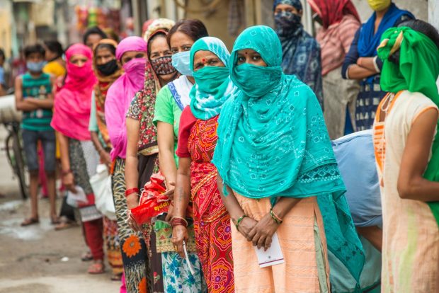 „Soțul vine acasă, o bate, apoi ea își curmă viața”. O femeie casnică se sinucide la fiecare 25 de minute în India