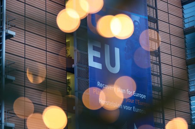 Cum nu a încercat Comisia Europeană să ne fure Crăciunul. Lupta culturală din spatele urării „Sărbători fericite!”