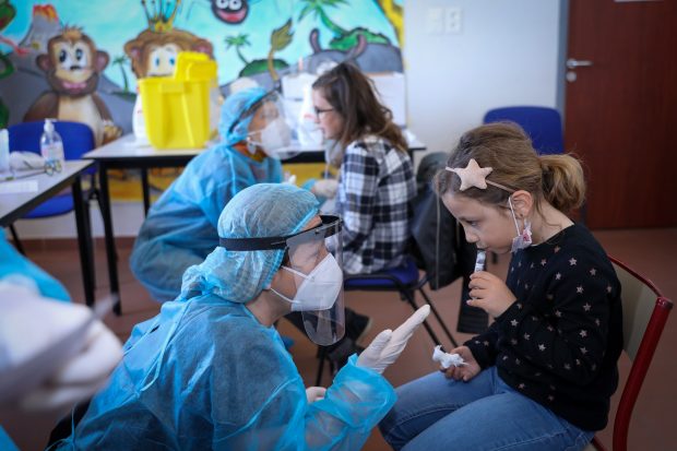 Ministerul Educaţiei: 76 de cazuri pozitive în urma testelor din salivă făcute joi