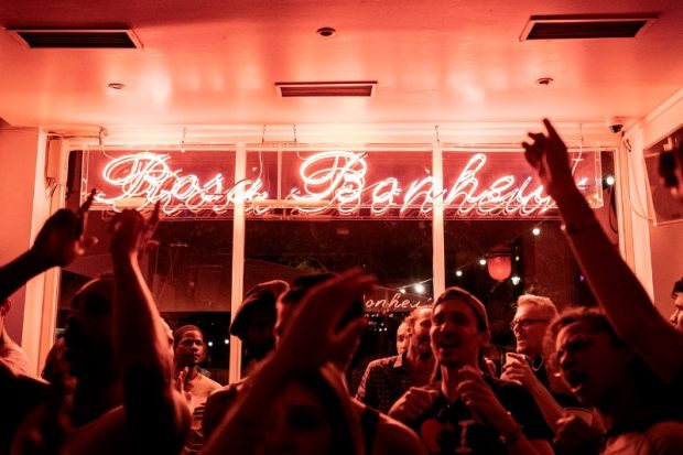 Dansatul în barurile și restaurantele din Franța va fi interzis până la începutul lui 2022, pentru evitarea răspândirii COVID-19