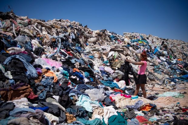 Cimitirul modei din deșert. Cum a ajuns un stat din America de Sud groapă de gunoi pentru îmbrăcămintea second-hand