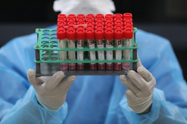 CNCAV: Ce știm până acum despre tulpina Omicron? Doza booster cu un vaccin ARN mesager creşte eficienţa la peste 70%