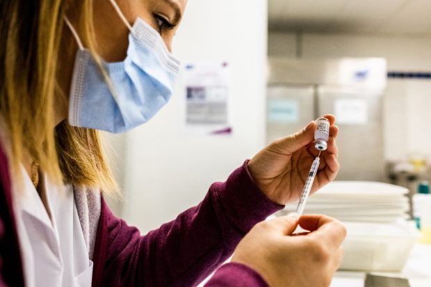 O nouă zi cu mai puțin de 10.000 de persoane vaccinate cu prima doză. Graficul imunizărilor din ultimele 24 de ore