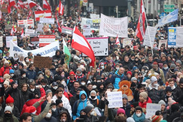 Proteste masive la Viena. Peste 40.000 de oameni au ieșit în stradă împotriva vaccinării obligatorii