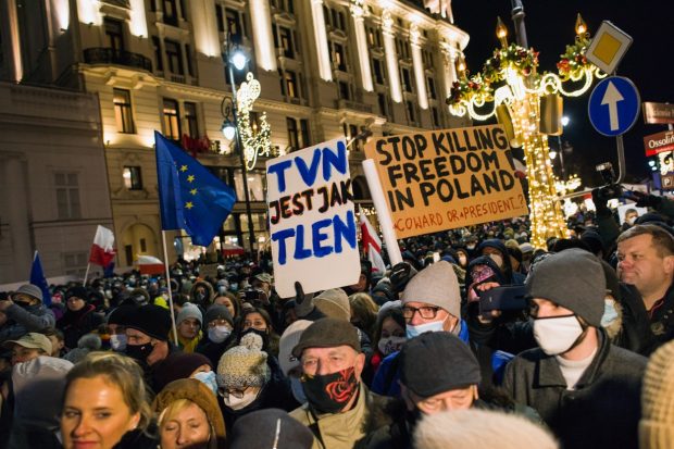 Proteste în mai multe oraşe din Polonia pentru susţinerea libertăţii presei: „Avem nevoie de libertate de exprimare”