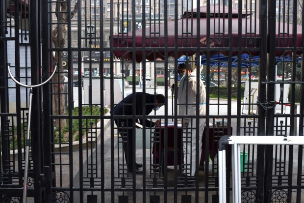 China anunță un număr record de cazuri de COVID pentru ultimele 21 de luni. Restricțiile, înăsprite într-un oraș deja carantinat