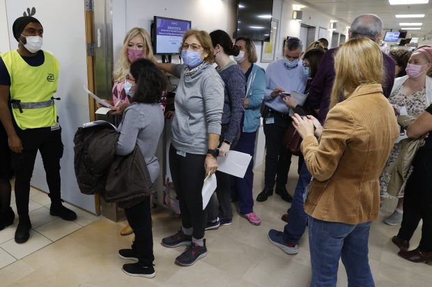 Israelul a început administrarea celei de-a patra doze de vaccin împotriva COVID-19, în cadrul unui test clinic