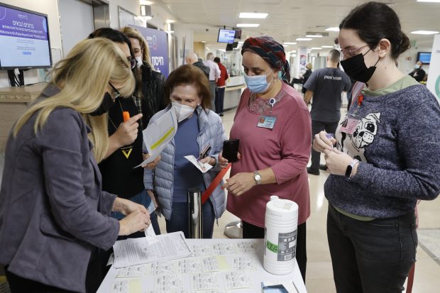 Israelul a aprobat a patra doză de vaccin pentru persoanele cu sistemul imunitar slăbit