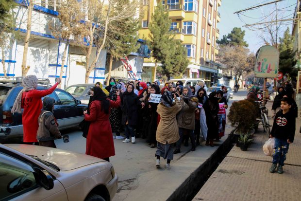 Marș de protest al femeilor din Kabul, oprit de talibani cu focuri de armă, după doar câteva sute de metri