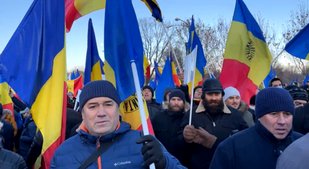 Sute de oameni participă azi la un protest organizat de AUR față de certificatul COVID, în fața Parlamentului