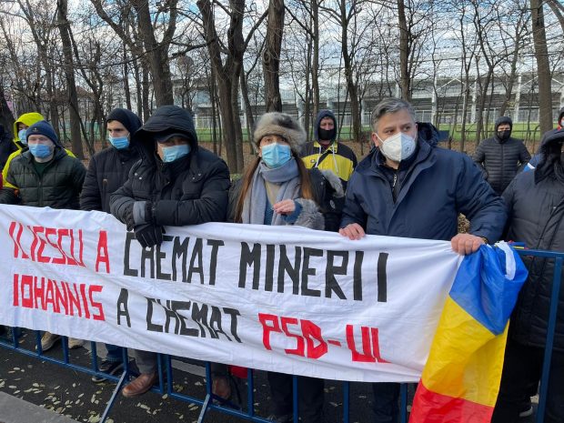 Protest la parada de 1 Decembrie: „Iliescu a chemat minerii, Iohannis a chemat PSD-ul”