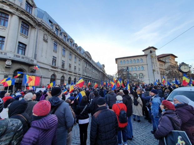 Protest anti-restricții, de Ziua Națională, în București. Sunt câteva sute de persoane în Piața Universității