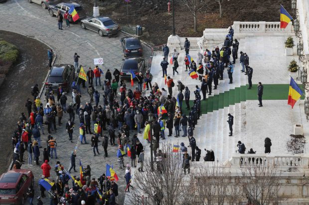 Parchetul Militar verifică acțiunile jandarmilor în timpul protestului la care sute de oamenii au intrat în curtea Parlamentului