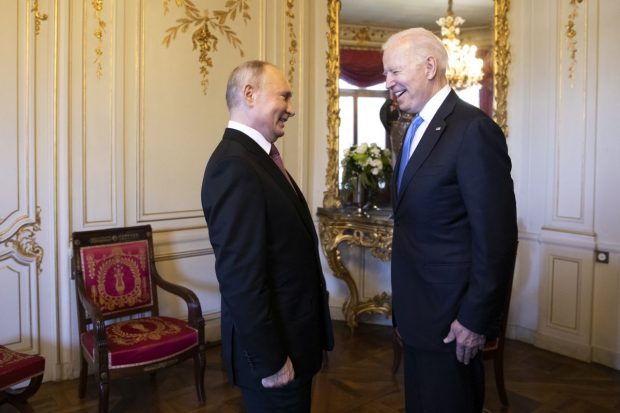 Diplomație sau sancțiuni dure: oferta lui Biden pentru Putin în discuția crucială de azi, în plină mobilizare militară rusă la granița ucraineană
