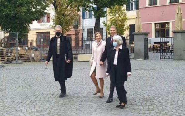 Explicația dată de Poliția din Sibiu pentru lipsa unei amenzi pentru președintele Iohannis, care a mers fără mască la biserică
