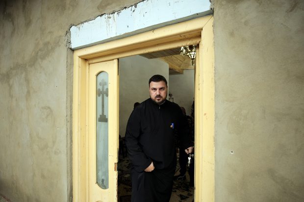 REPORTAJ | Fața mai puțin văzută a Bisericii. În două sate din Vaslui, un preot navetist, fost instalator, se zbate să-i scoată la lumină pe copii: „Tot ce fac aici e din dragoste”