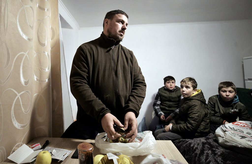 REPORTAJ | Fața mai puțin văzută a Bisericii. În două sate din Vaslui, un preot navetist, fost instalator, se zbate să-i scoată la lumină pe copii