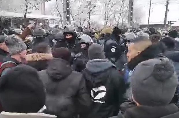 Un jandarm a fost lovit cu pumnul în față la Ruginoasa, unde sătenii au ieșit pe străzi pentru tradiționala bătaie de Anul Nou
