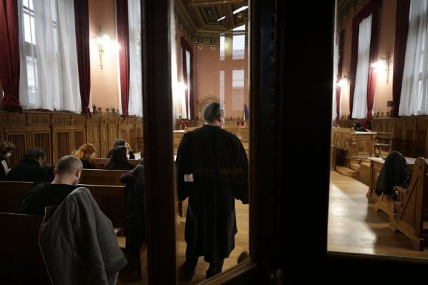 În pact cu agresorul. Cum obţin prădătorii de copii pedepse cu suspendare, după ce cad la pace cu procurorii