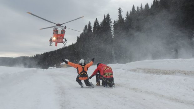 Misiune dificilă în Bucegi din cauza vântului puternic. Zece salvamontiști, în căutarea unui turist care s-a rătăcit