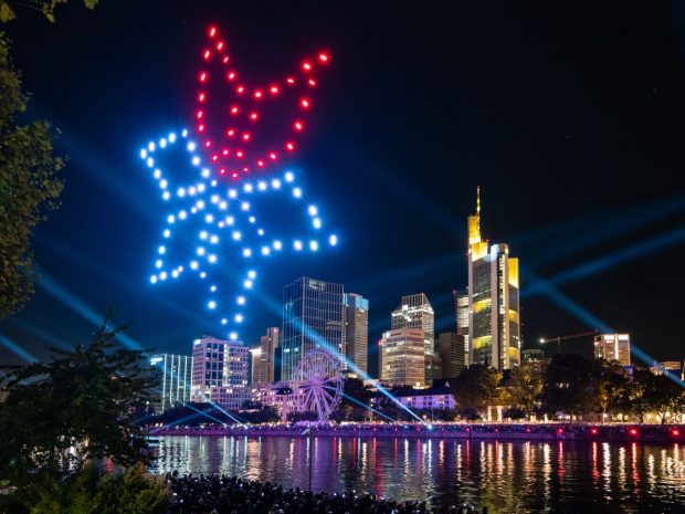 Spectacolele de lumini cu drone câștigă popularitate în fața focurilor de artificii. Care sunt avantajele