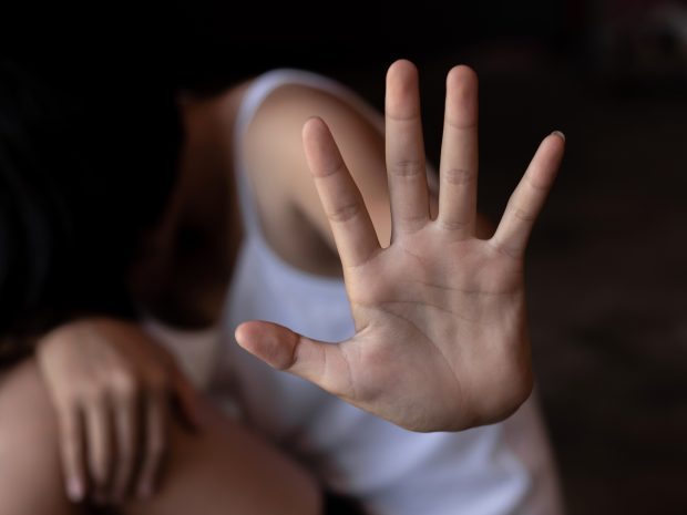 Ordin de protecție anulat de procurori, în cazul unei fete de 13 ani care și-a reclamat tatăl vitreg că a violat-o
