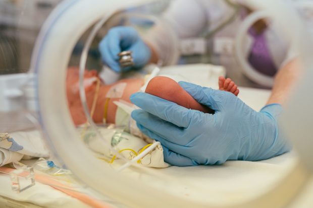 Dreptatea care se lasă așteptată. Trimis în judecată în primăvară, după 5 ani, dosarul bebelușilor morți cu infecție la spitalul din Suceava n-are încă termen