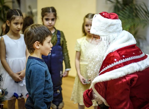 Moș Crăciun poate veni la serbările din grădinițe și școli, cu aprobarea conducerii unităților de învățământ