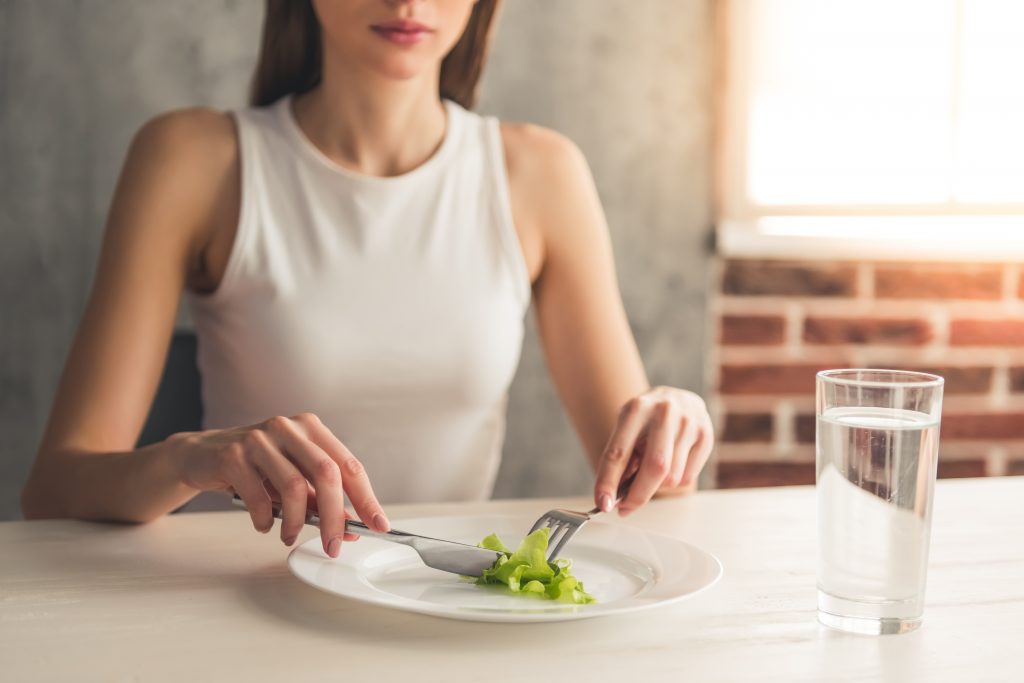 În pandemie, a crescut numărul românilor cu tulburări alimentare. Psiholog: „Debutul a fost pe fondul dorinței de a mânca mai sănătos”