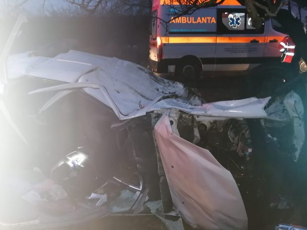 O femeia a murit într-un Logan răsturnat de o ambulanță în misiune, la Forăști, în Suceava