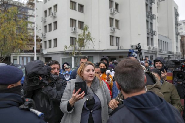 Soțul Dianei Șoșoacă, pus sub control judiciar pentru ultraj. Senatoarea și susținătorii ei au făcut scandal la Parchet