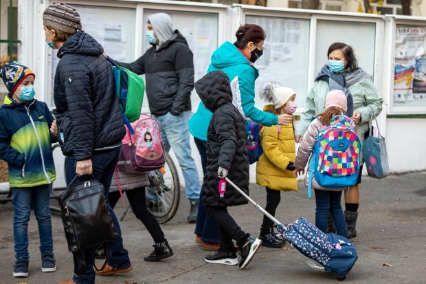 Prima școală din București care trece la cursuri online din cauza numărului mare de cazuri COVID